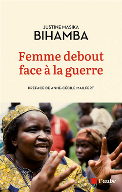 Femme debout face à la guerre Femme debout face à la guerre